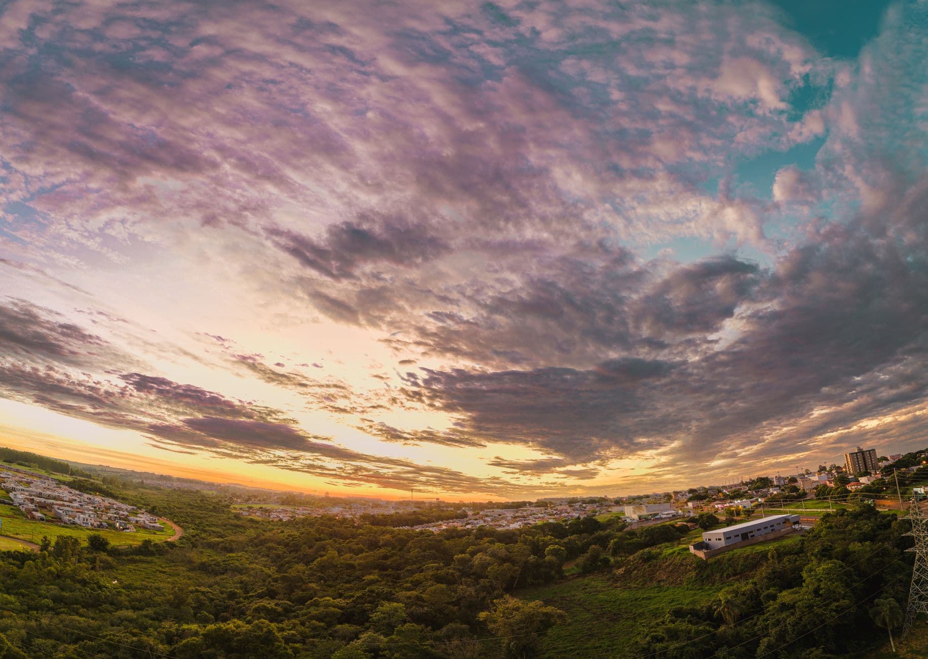 Dramatic sunset view of Campo Mourão, Brazil, highlighting urban and natural landscapes.